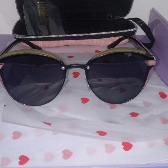 Stylish Black Sunglasses - Picture 1 of 4